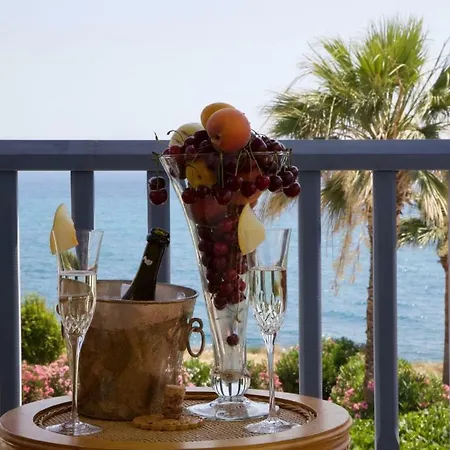 Paphos4U Villa, Kisonerga, 4Br, Seafront, Beach 300M, Private Pool, All Amenities Villa