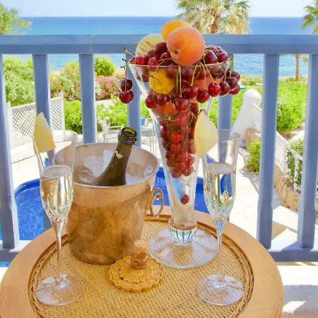 Paphos4U Villa, Kisonerga, 4Br, Seafront, Beach 300M, Private Pool, All Amenities Villa