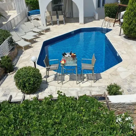 Villa Paphos4U Villa, Kisonerga, 4Br, Seafront, Beach 300M, Private Pool, All Amenities Coral Bay