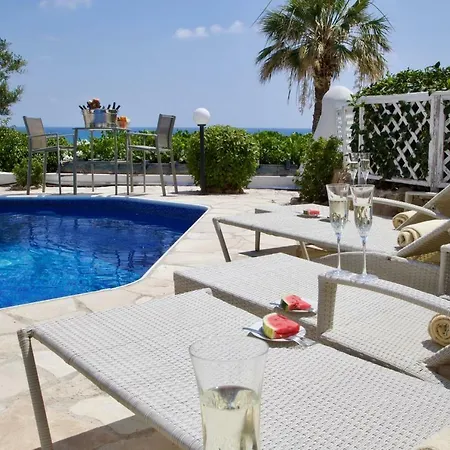 Paphos4U Villa, Kisonerga, 4Br, Seafront, Beach 300M, Private Pool, All Amenities Villa